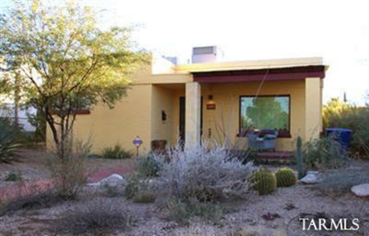 1722 E. 9th Street – Study, Work, Play — All Nearby!